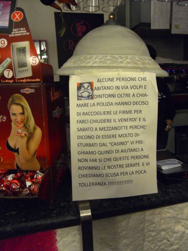 «Urla, schiamazzi, deiezioni e vomitate: in centro non dormiamo più!»