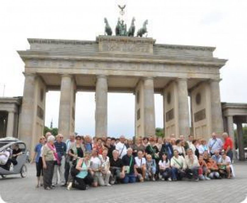 Fiori rossi ed una foto a ricordo del caro papà Attilio- Un architetto del Duomo di Casale in Cornovaglia con citazione di  Grignolio e Musso, location di charme