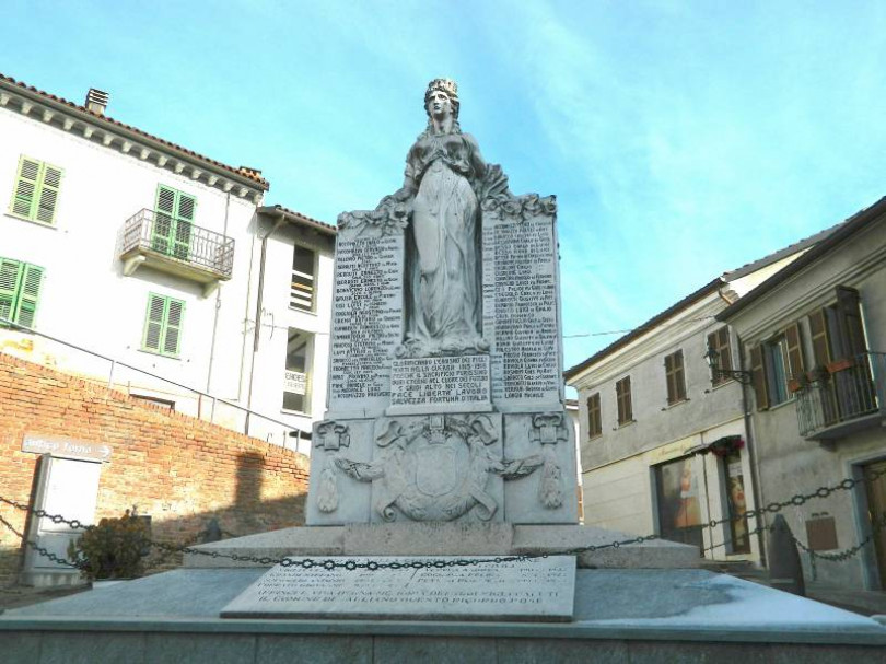 Monumento: l’allegoria della Vittoria vestita all’antica