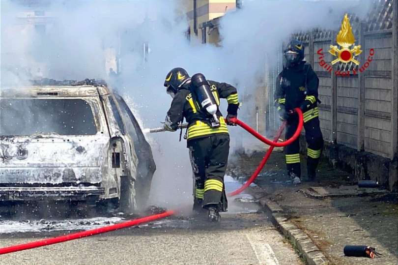 Incendio a un’auto: ferito il conducente