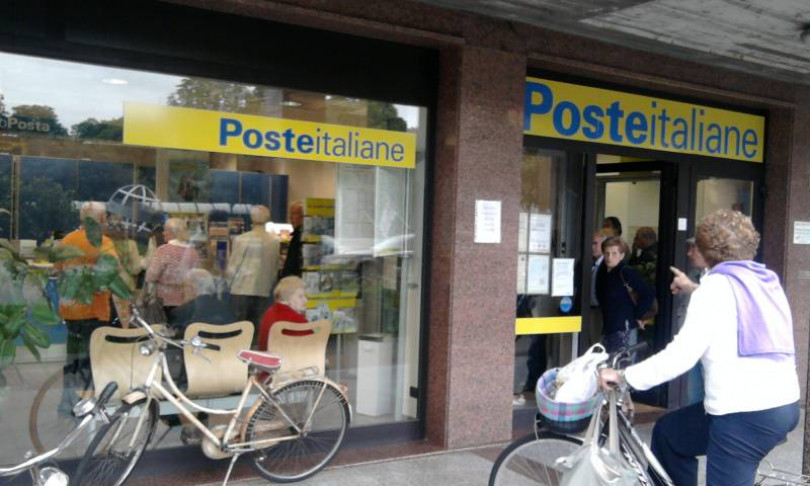 Poste: ancora tutto bloccato. Lunghe code fuori dagli uffici postali della città