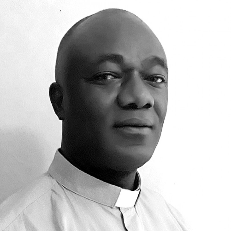 Sacerdote cade dalle scale e sbatte la testa: ricoverato in ospedale