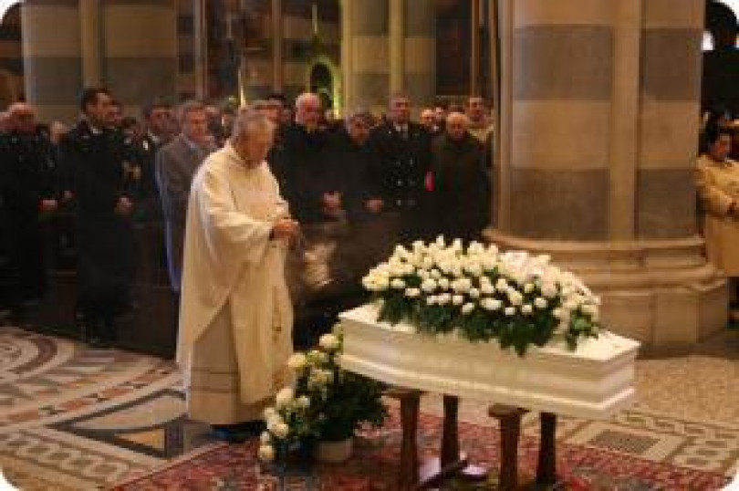 Palloncini bianchi per l'addio a Marta