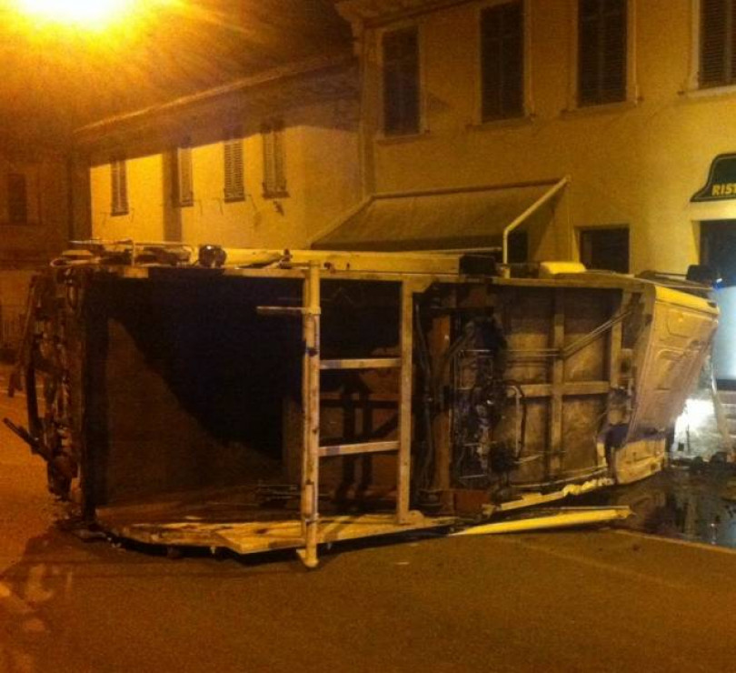 Quattro giovani rubano un camion e finiscono contro un bar
