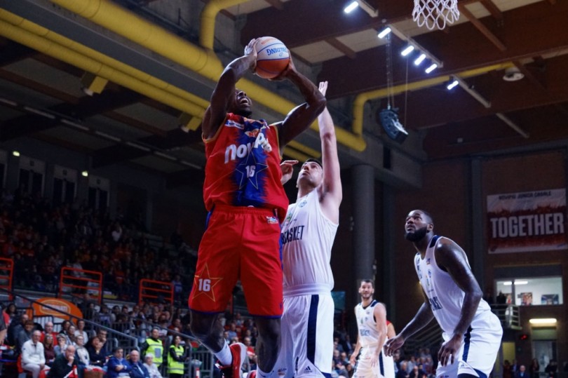 Con un canestro di Roberts sulla sirena la Novipiù si aggiudica il match contro l’Eurobasket: 81-80 il finale
