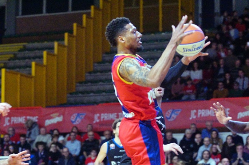 Il derby di mezzogiorno se lo aggiudica la Reale Mutua: 76-65 il finale