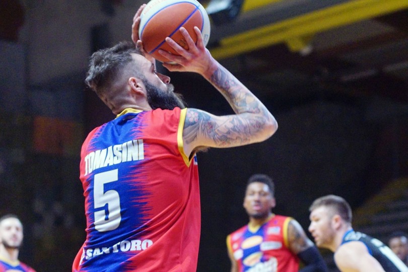 La Novipiù si impone su Latina 82-76 al PalaFerraris e festeggia il secondo posto in solitaria