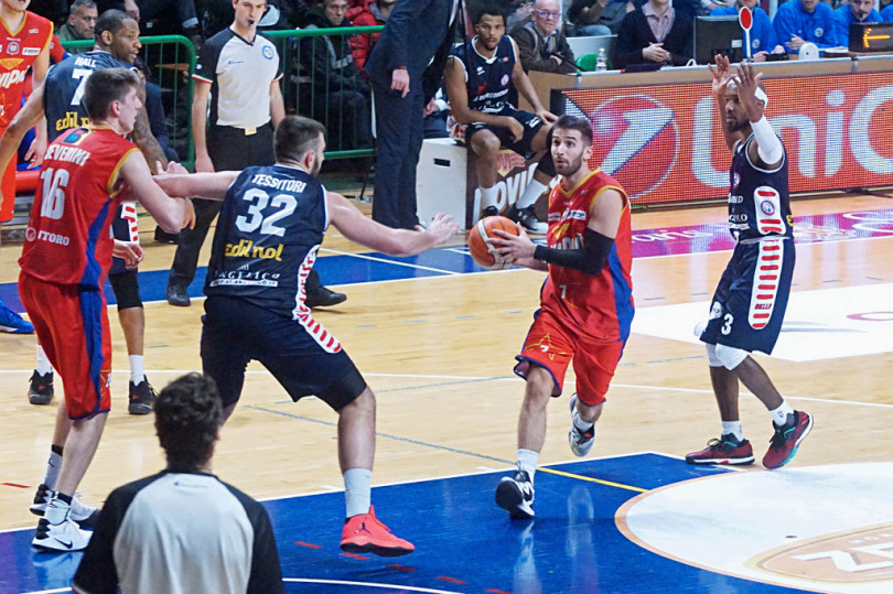 Sabato 23 (ore 20,30) si gioca il Superderby di Natale tra Novipiù e Biella