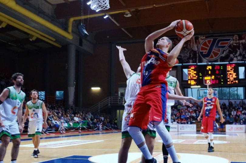 Al PalaConad la Novipiù è sconfitta 98-92; i casalesi rimontano da -23 ma devono cedere a Trapani nei minuti finali