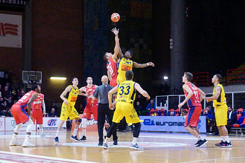 Negli ultimi 40' della stagione regolare, la Novipiù gioca a Scafati contro la diretta inseguitrice. In palio c'è il primo posto in classifica