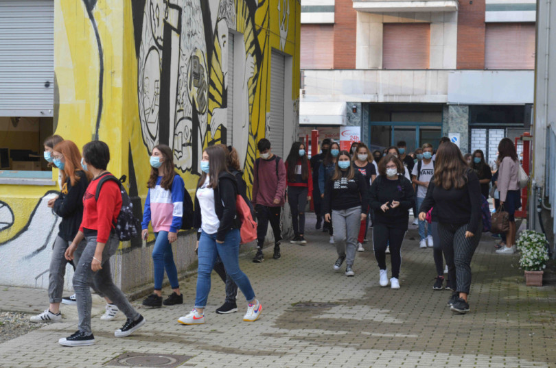 Covid: ancora in calo soprattutto nelle scuole