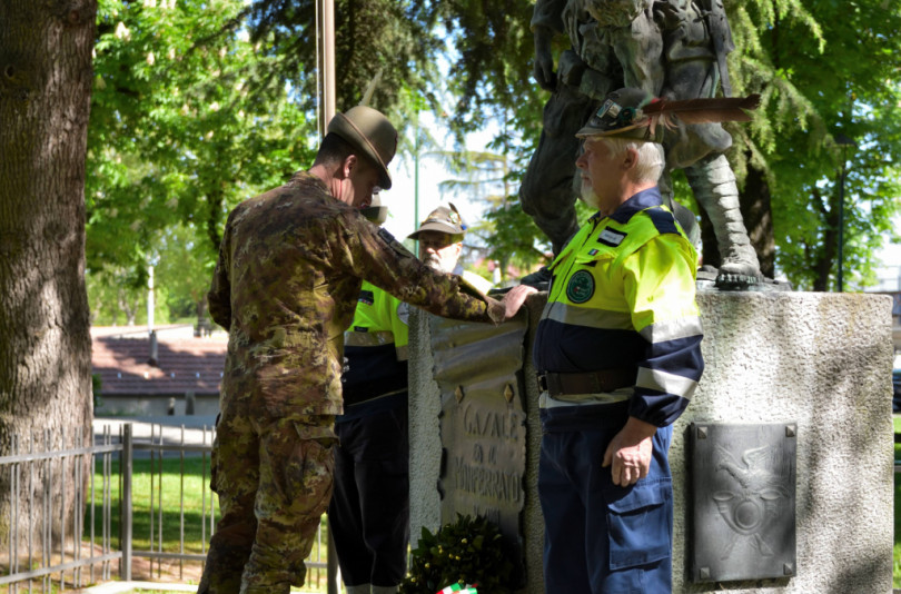 «Atti irriguardosi e indegni contro il monumento agli alpini»