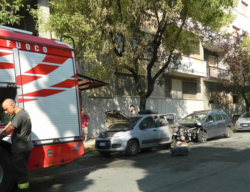 Incendio in corso Manacorda: due auto a fuoco