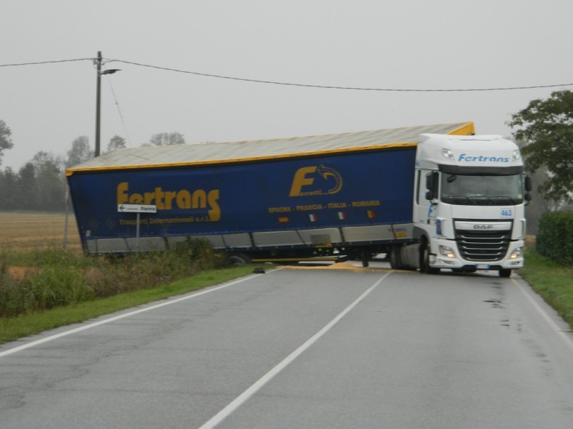 Autoarticolato esce di strada sulla Casale-Valenza. Provinciale chiusa al passaggio per diverse ore