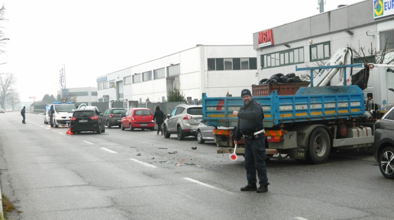 Auto contro camion in zona industriale