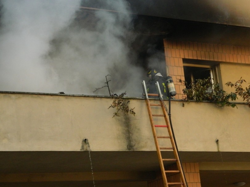 Incendio in un appartamento di via Celoria a Casale: vittima una donna di 87 anni