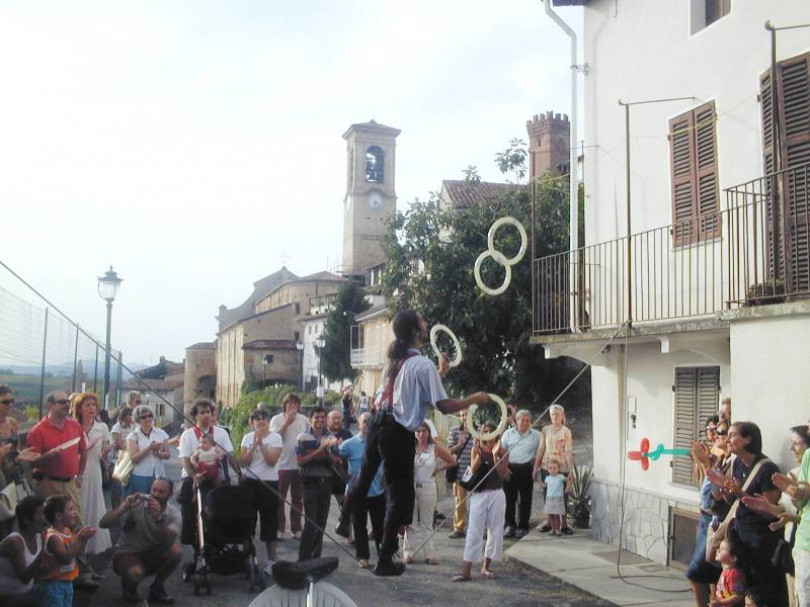 Pubblico da record a Viarigi per gli artisti di strada di 