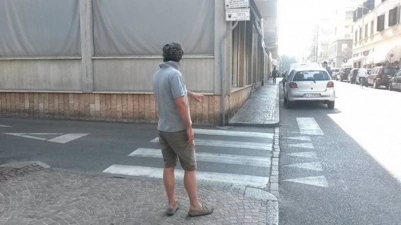 Orafo in pensione investito e picchiato da un muratore di 43 anni