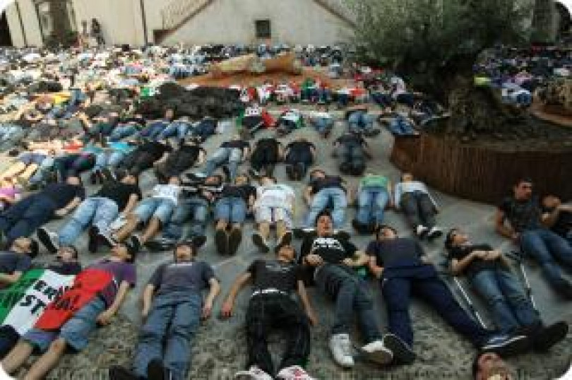 La performance al castello sulla strage dell'amianto - In media center il video