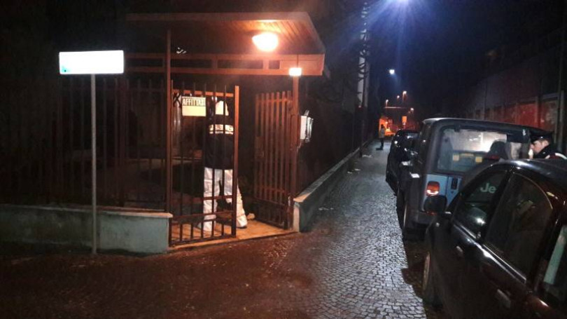 Valenza, spara alla moglie poi si uccide in bagno