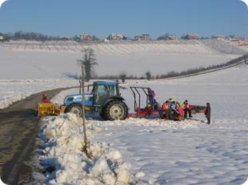 Si scia alla Colma, con lo skilift (un trattore)