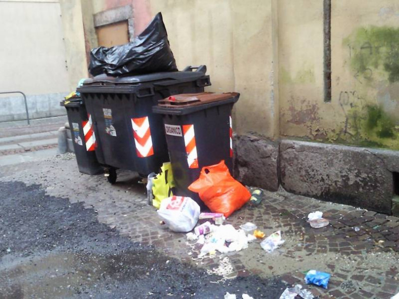 Via S. Evasio disastrata e cassonetti discariche:protestano i residenti
