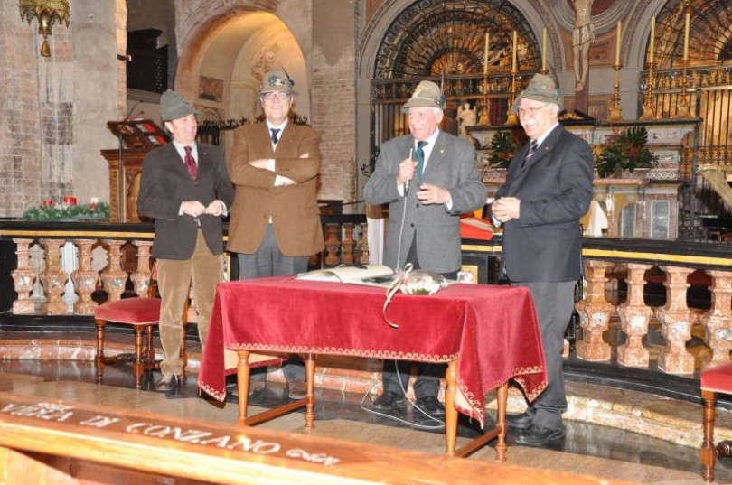 Gli Alpini al Santuario di Crea assegnano il distintivo d'oro 2012