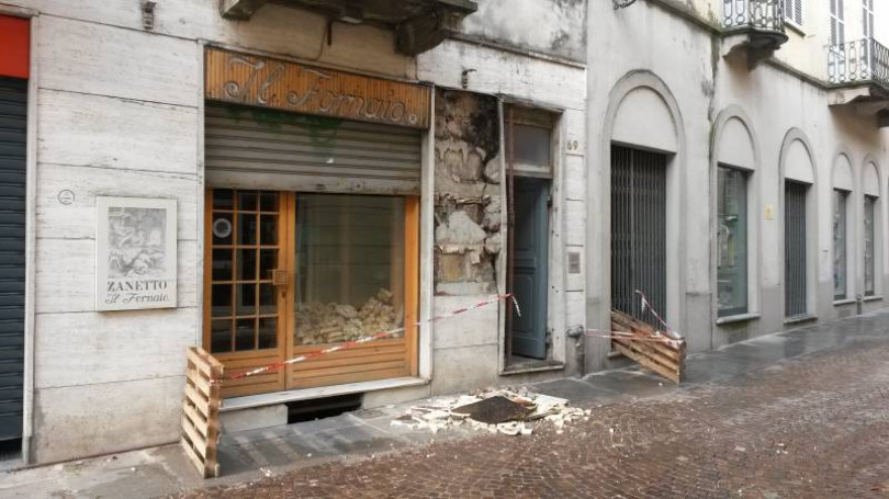 Si staccano i pannelli dal muro: intervento notturno dei Vigili del Fuoco