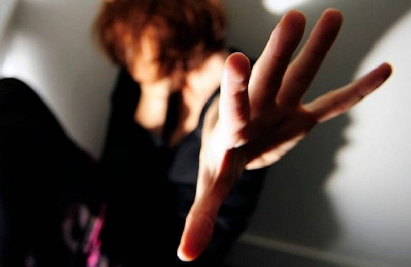 Casale, aggredita e umiliata: tre uomini di colore contro una giovane donna