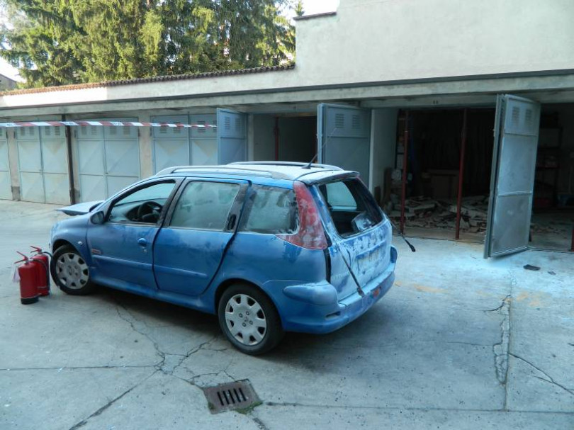 Gira la chiave ed esplode l'auto, tragedia sfiorata in via Facino Cane
