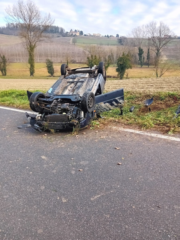 Esce di strada con l'auto che si ribalta ruote all'aria