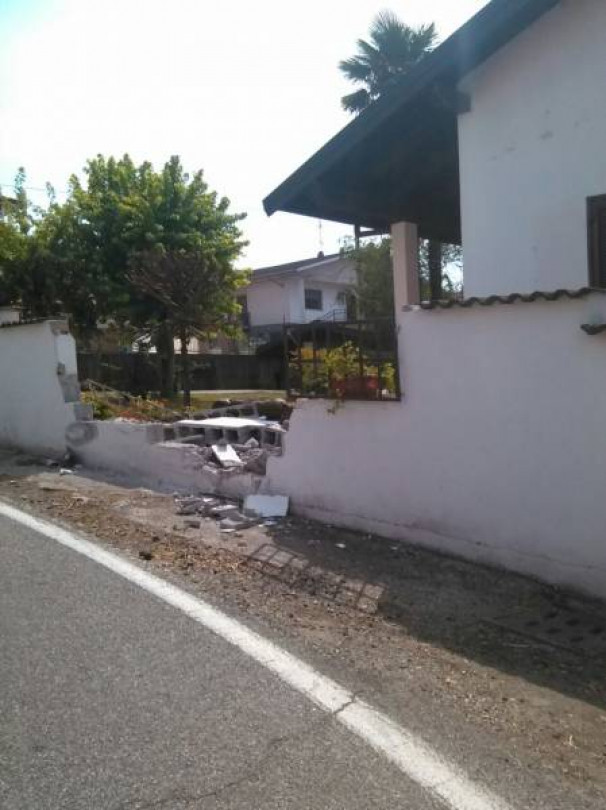 San Germano, si allarga in curva e tira giù il muretto