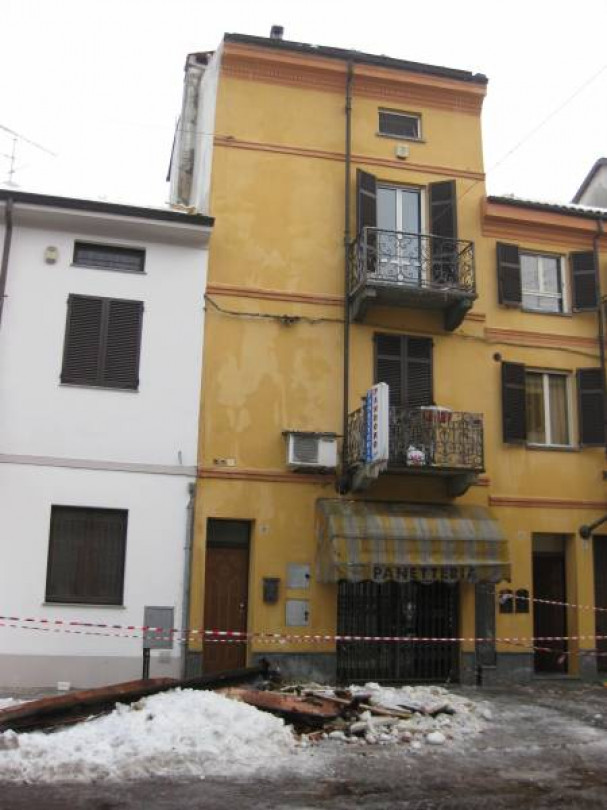 Incendio in una mansarda in corso Cavour a Trino. Tanta paura per una famiglia