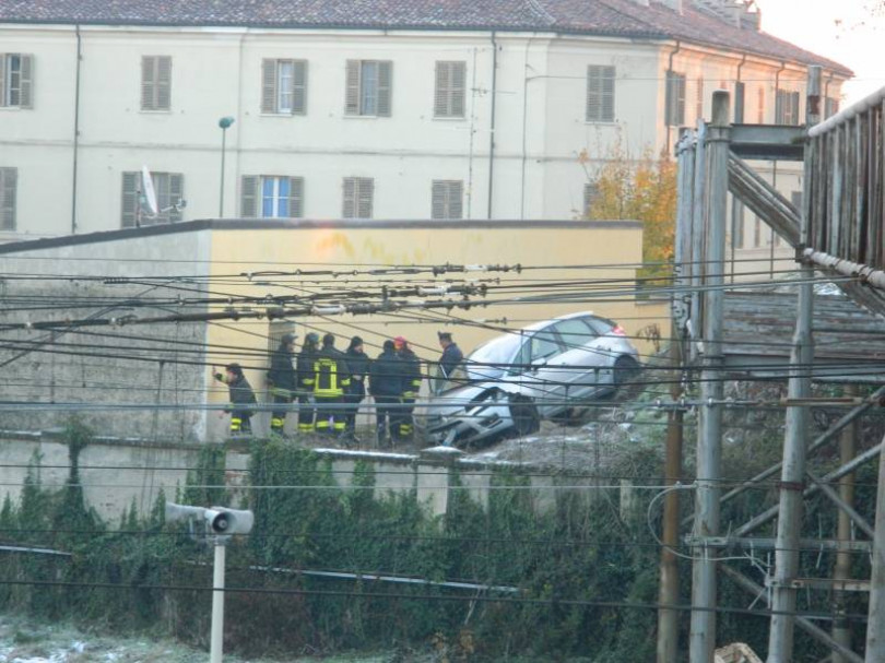 Esce di strada con l'auto e precipita nella scarpata a fianco della ferrovia