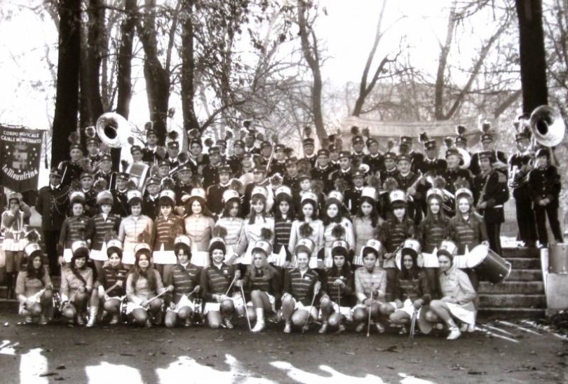 Cercansi majorettes per un raduno in Monferrato
