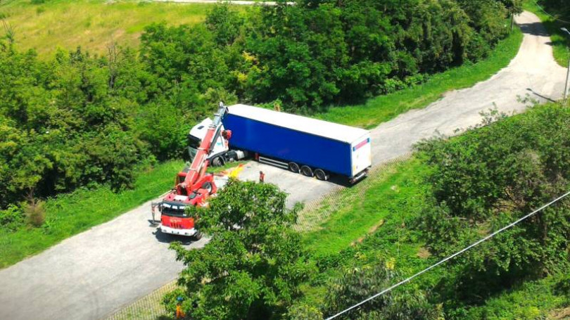 Moncalvo, un autoarticolato
rimane bloccato nel piazzale