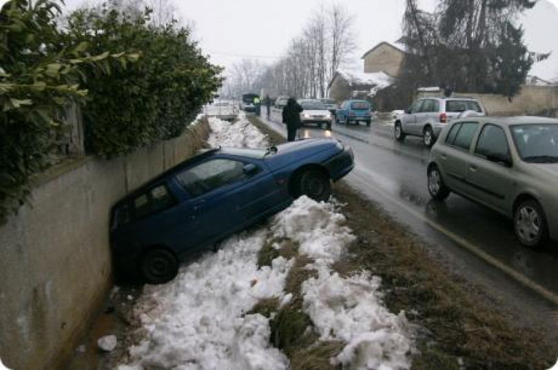 Pericolo ghiaccio: massima attenzione su tutte le strade. Un mortale in autostrada, un'auto nel canale al Vallare -  Super lavoro al Pronto Soccorso del S. Spirito