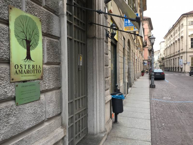 Rubano i cappotti e una Maserati: la fuga finisce fuori strada