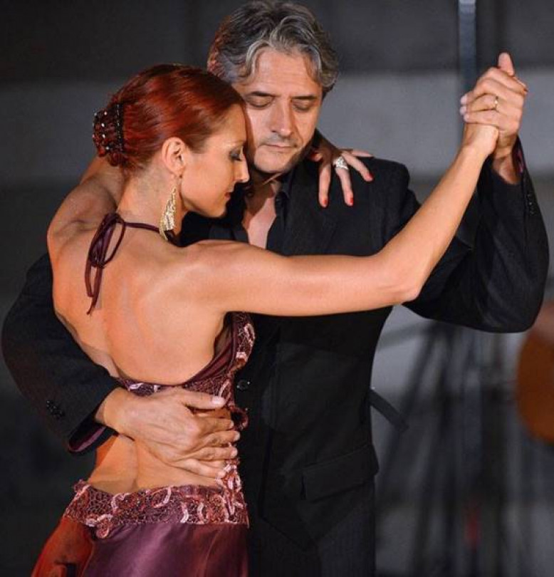 Bailar el tango al Castello fra empanadas, pasteles...