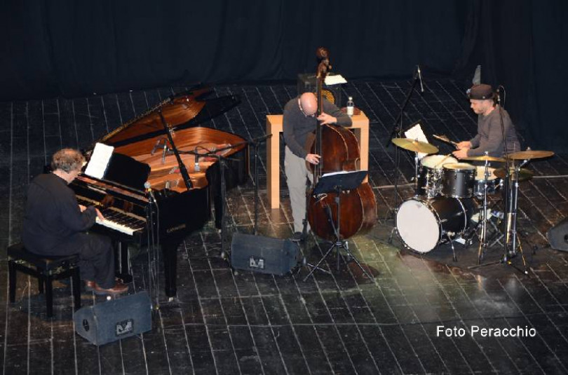 Ha fatto tappa al Teatro Sociale il tour europeo del Trio acustico del pianista Uri Caine