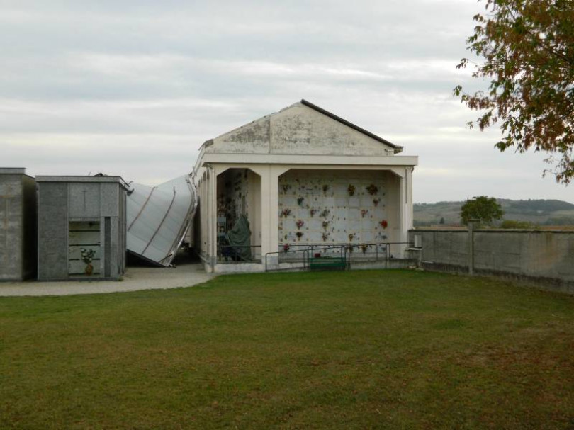 Popolo, casellario del cimitero scoperchiato dal vento