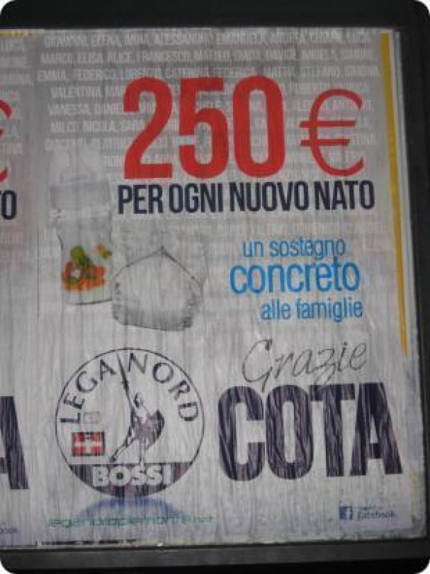 Iniziata la distribuzione dei bonus bebè - Ma i manifesti in città alimentano una polemica
