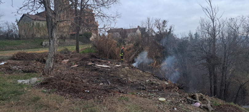 Ancora fiamme nella discarica abusiva di Pozzengo di Mombello