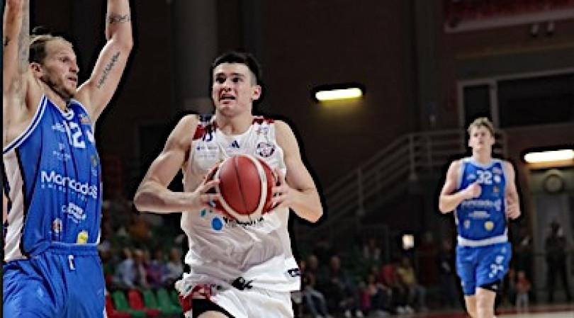 Prima vittoria in campionato della Novipiù che nell'anticipo supera in casa Agrigento: 76-74