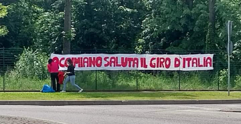 Striscioni e foto d'epoca: Occimiano saluta il Giro d'Italia