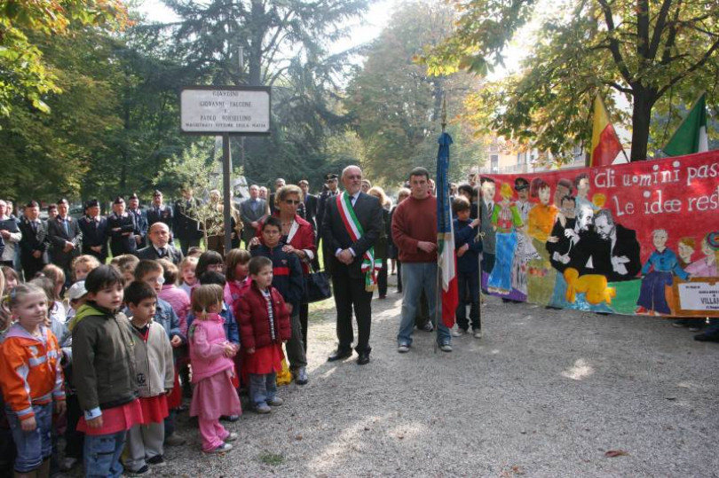 Il mondo della scuola casalese si stringe alla popolazione brindisina. Martedì una manifestazione di solidarietà