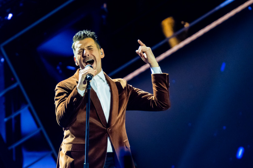Francesco Gabbani scalda i motori prima del tour (con PierC) sul Suzuki Stage sanremese