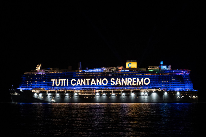 Sanremo: la sfilata dei big sul Green Carpet del Teatro Ariston
