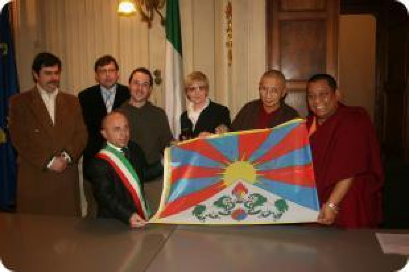 Casale espone la bandiera tibetana  e si schiera a fianco dei monaci nella lotta per la democrazia e i diritti umani