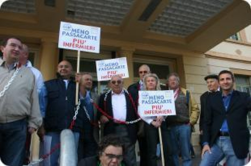 Consiglieri comunali simbolicamente incatenati per difendere l'ASL casalese